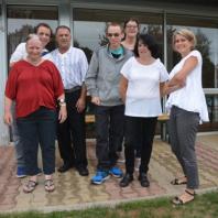 Les résidents des trois chênes réunis autour de Philippe, le responsable du service en salle et Florence Pélissier.