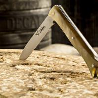 Couteau Salers (manche en cornes de vache, extrémité qui représente les cornes en forme de lyre et lame acier forgé.