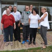 Les résidents des trois chênes réunis autour de Philippe, le responsable du service en salle et Florence Pélissier.